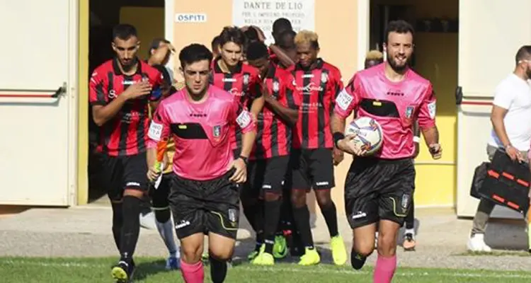Acri, la società alza la voce: «Arbitri impreparati, non ne possiamo più»