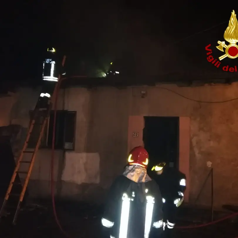 Incendio a Celico spento nella notte dai vigili del fuoco di Cosenza