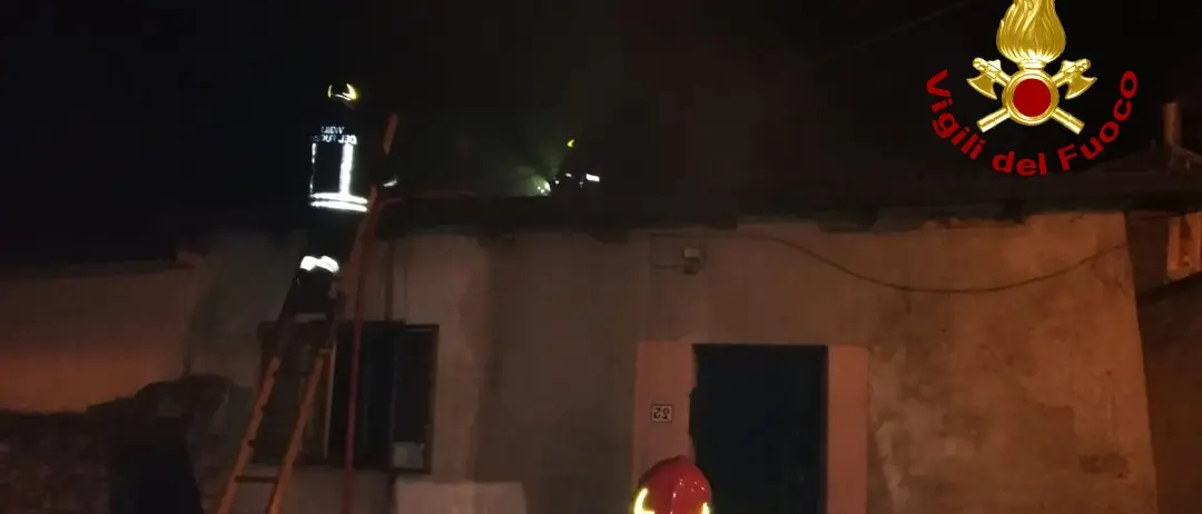 Incendio a Celico spento nella notte dai vigili del fuoco di Cosenza