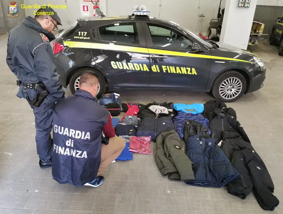 Castrolibero, reddito di cittadinanza (oltre a spacciare e contraffare merce)