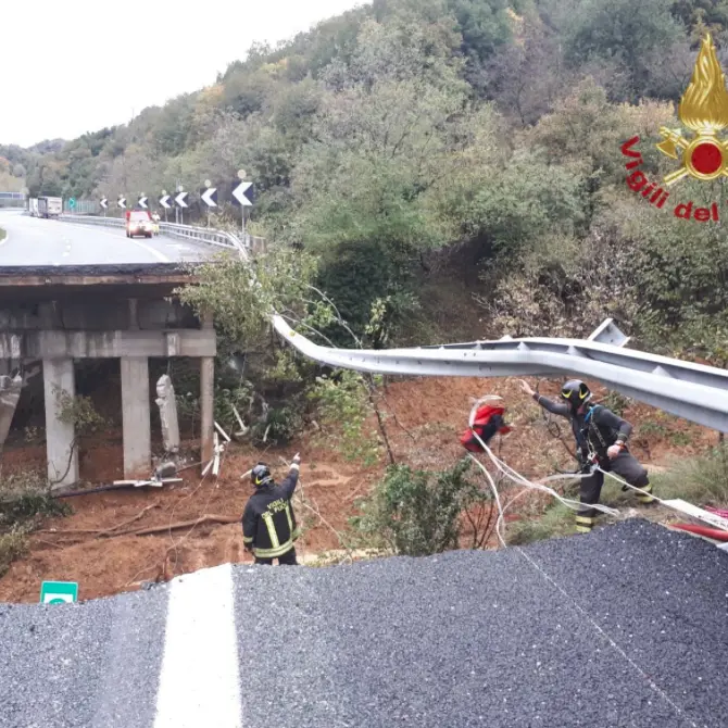 Crolla un viadotto sulla Savona-Torino, Italia flagellata dal maltempo