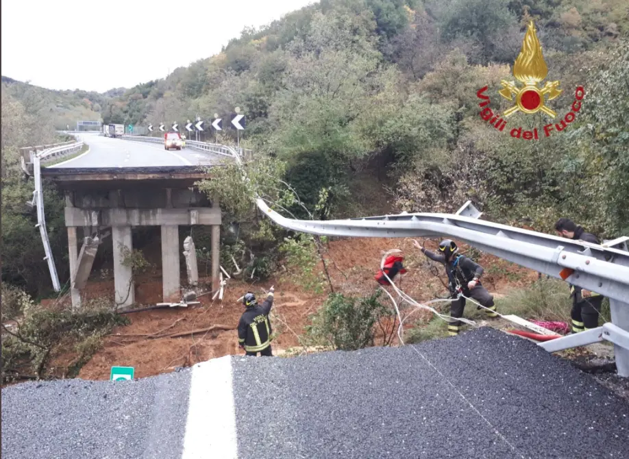 Crolla un viadotto sulla Savona-Torino, Italia flagellata dal maltempo