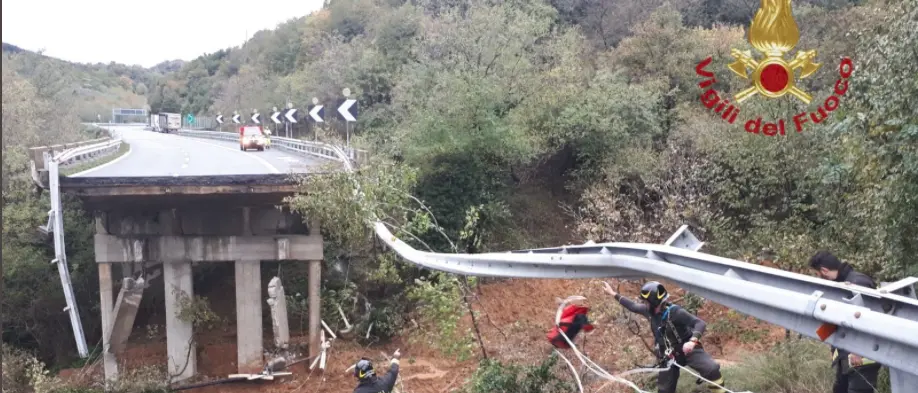 Crolla un viadotto sulla Savona-Torino, Italia flagellata dal maltempo