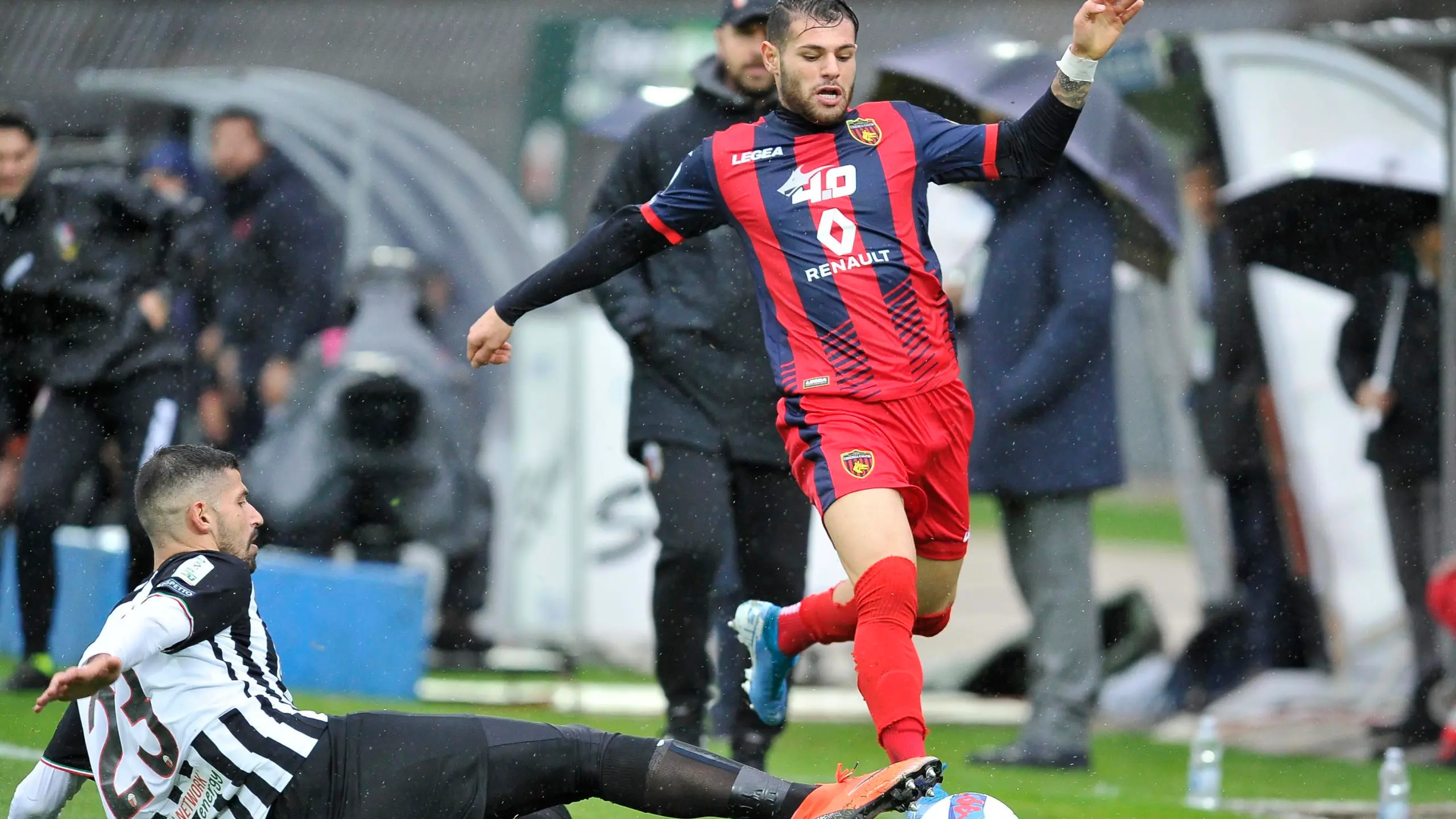 Foto Emidio Cinelli/LaPresse 24 Novembre 2019 Ascoli Piceno (AP) Italia sport calcio Ascoli vs Cosenza - Campionato di calcio Serie BKT 2019/2020 - Stadio Cino e Lillo Del Duca. Nella foto: cristian androni ascoli Photo Emidio Cinelli/LaPresse November 24, 2019 Ascoli Piceno (AP) Italy sport soccer Ascoli vs Cosenza - Italian Football Championship League BKT 2019/2020 - Cino e Lillo Del Duca stadium. In the pic: cristian androni , LAPRESSE