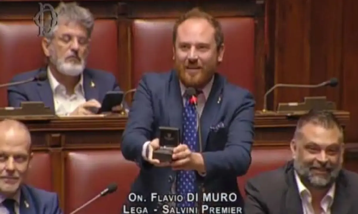 L’amore “deputato” a spettacolo. In Parlamento come a “Uomini e Donne”