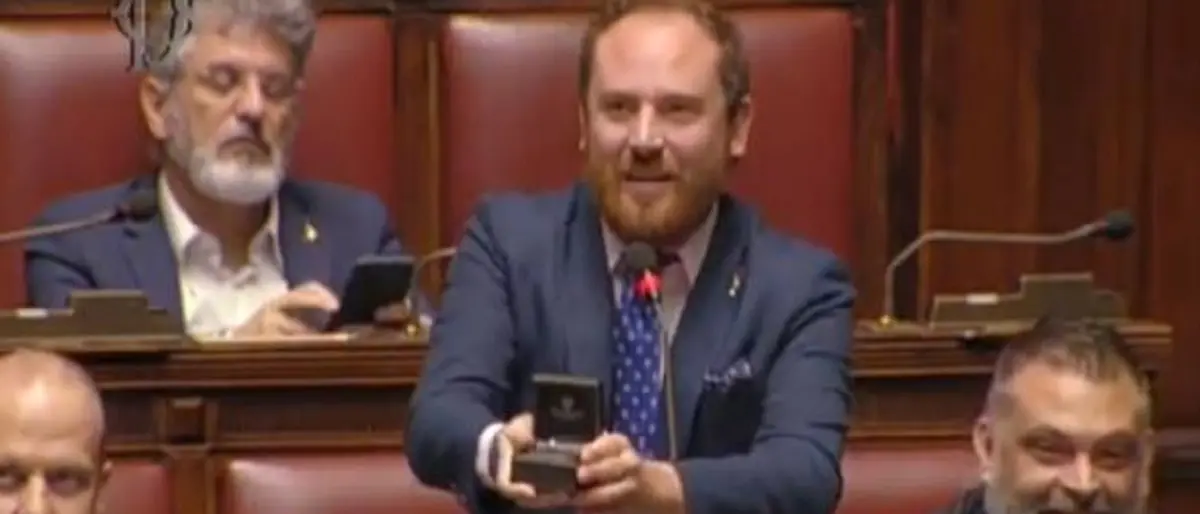 L’amore “deputato” a spettacolo. In Parlamento come a “Uomini e Donne”