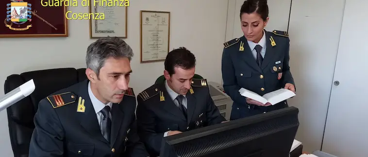 Finanziamenti illeciti, blitz della Finanza: sequestri e 13 indagati