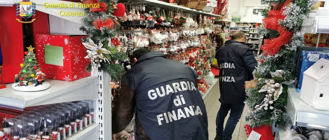 Sequestrati a Cosenza oltre 300mila articoli natalizi \"pericolosi\"