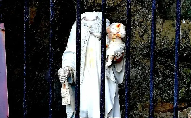 Vandali a Briatico, decapitate teste della Madonna e di Gesù bambino