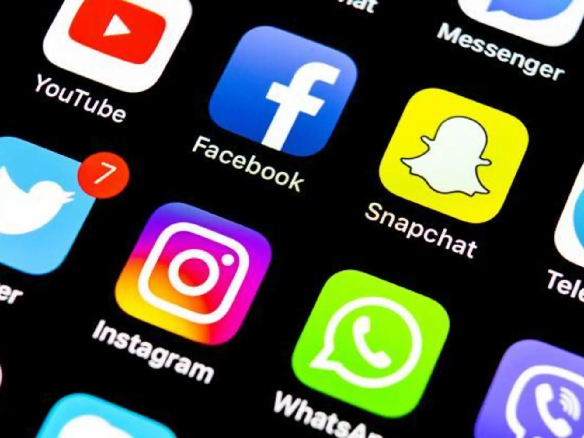 La Rete, l'era dei social e i pericoli da evitare: consigli per gli utenti