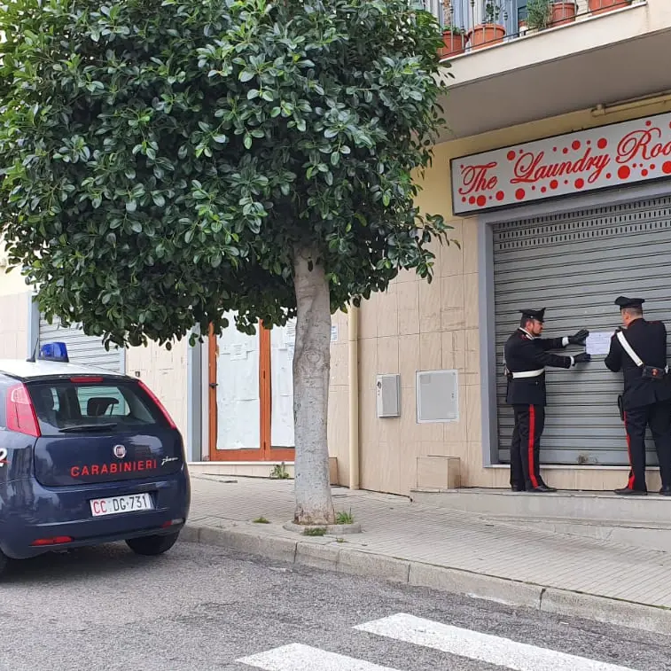 Inala solvente mentre si trova in lavanderia: salvato dai carabinieri