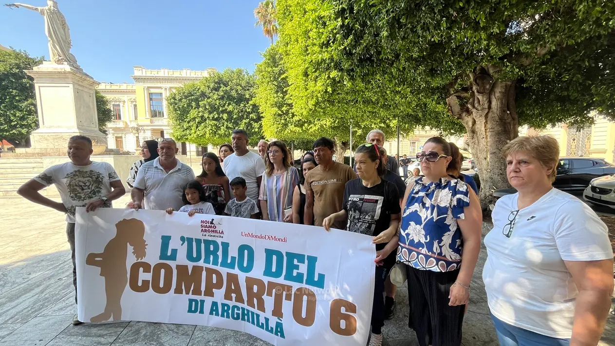 <p>La protesta in piazza Italia a Reggio Calabria</p>\\n