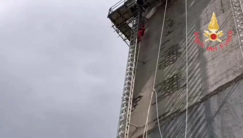 Dodici operai bloccati su viadotto A2, soccorsi e messi in salvo
