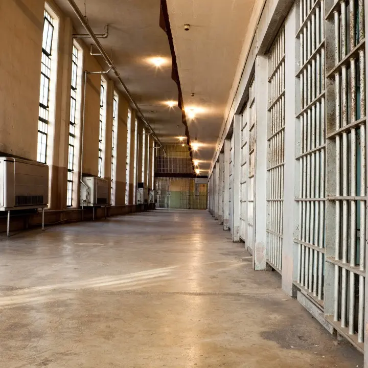 Carceri, fuggono in massa dai permessi premio\u00A0ma lo Stato fa finta di niente: già 340 evasi nel 2025\n