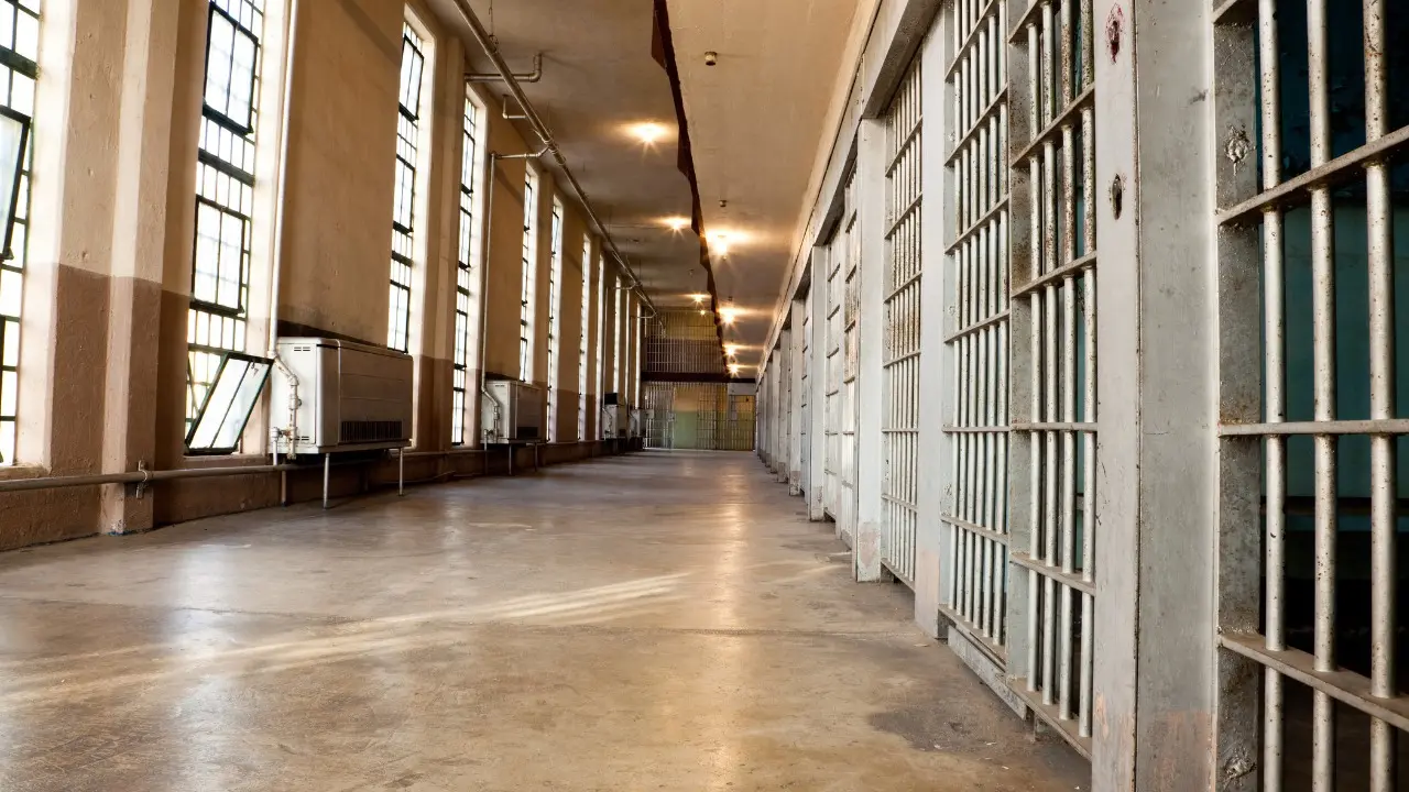 Carceri, fuggono in massa dai permessi premio\u00A0ma lo Stato fa finta di niente: già 340 evasi nel 2025\n