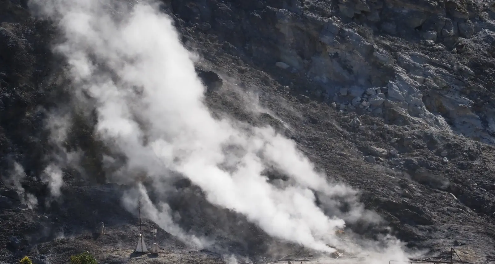 Terremoti, i Campi Flegrei chiamano\u00A0e la\u00A0Calabria risponde: i rischi in caso di eruzione del super vulcano