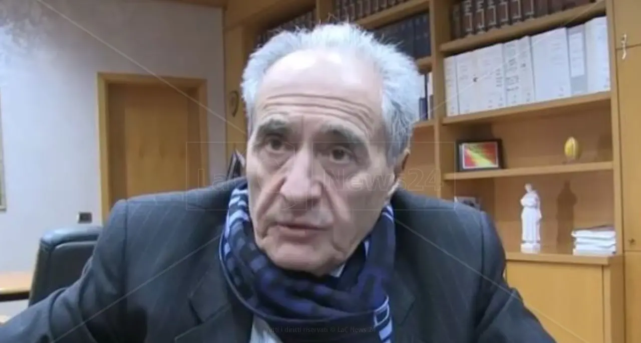 Sanità in tilt a Vibo: pochi medici e reparti al collasso. Piscitelli dà la colpa alla Regione, la politica: «Dimettiti»\n