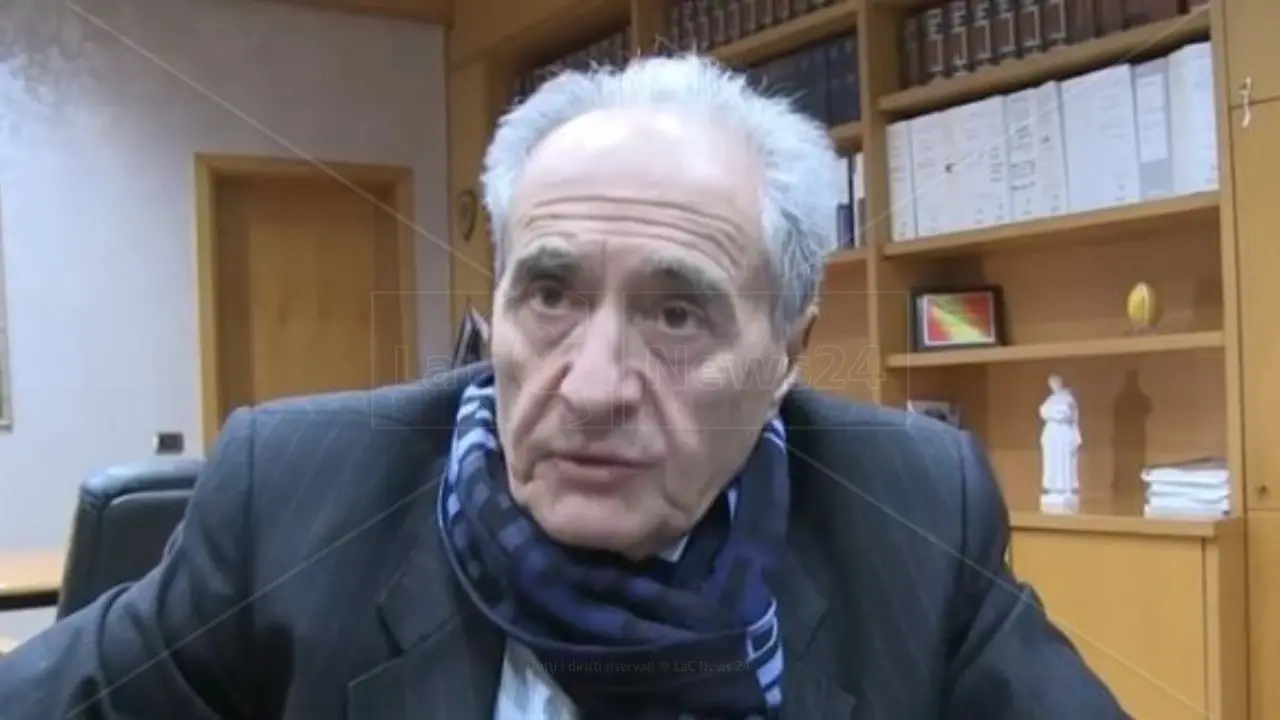 Sanità in tilt a Vibo: pochi medici e reparti al collasso. Piscitelli dà la colpa alla Regione, la politica: «Dimettiti»\n