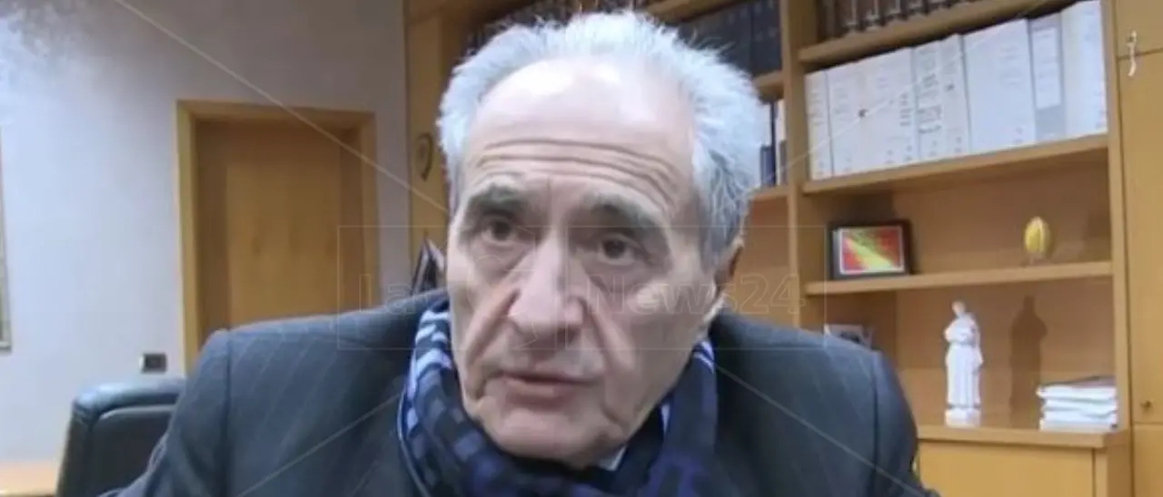 Sanità in tilt a Vibo: pochi medici e reparti al collasso. Piscitelli dà la colpa alla Regione, la politica: «Dimettiti»\n