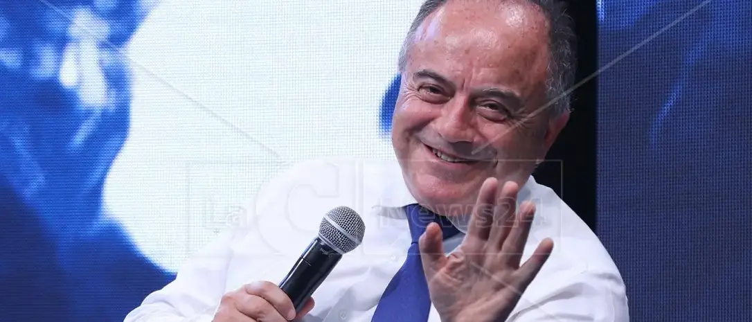 La politica ha paura di Gratteri in tv,\u00A0il procuratore spiega perché: «La verità arriva a milioni di persone e il potere la teme»\n