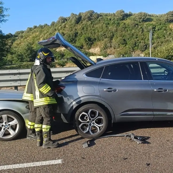 Incidente nel Lametino sulla statale 280, quattro le auto coinvolte: feriti i passeggeri, nessuno è grave\n