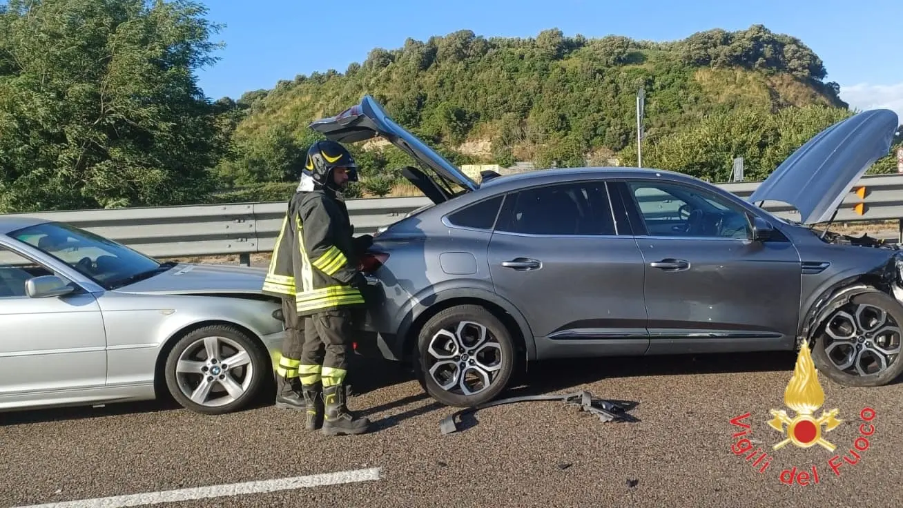 Incidente nel Lametino sulla statale 280, quattro le auto coinvolte: feriti i passeggeri, nessuno è grave\n