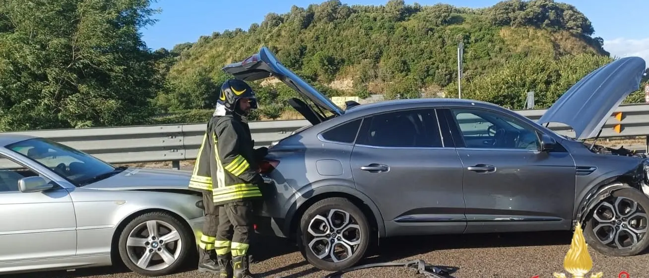 Incidente nel Lametino sulla statale 280, quattro le auto coinvolte: feriti i passeggeri, nessuno è grave\n