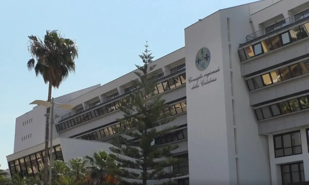 Partita trasversale sulla sanità, sfida Cosenza-Catanzaro sul policlinico: è guerriglia politica, Mancuso prova a mediare