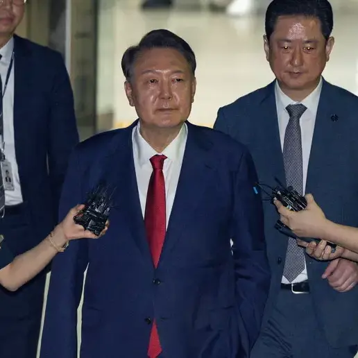 Corea del Sud, arrestato l’ex presidente Yoon Suk-yeol: accuse di insurrezione e ostacolo alla giustizia\n