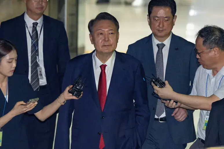 Corea del Sud, arrestato l’ex presidente Yoon Suk-yeol: accuse di insurrezione e ostacolo alla giustizia\n
