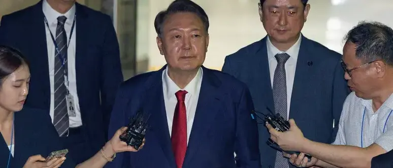Corea del Sud, arrestato l’ex presidente Yoon Suk-yeol: accuse di insurrezione e ostacolo alla giustizia\n