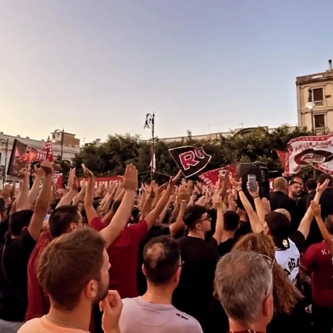 Reggina, giornata decisiva: si prospetta un confronto tra istituzioni, società e Curva dopo l’affondo di Carminello\n