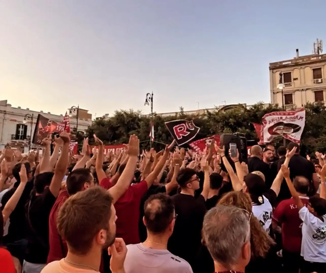 Reggina, giornata decisiva: si prospetta un confronto tra istituzioni, società e Curva dopo l’affondo di Carminello\n