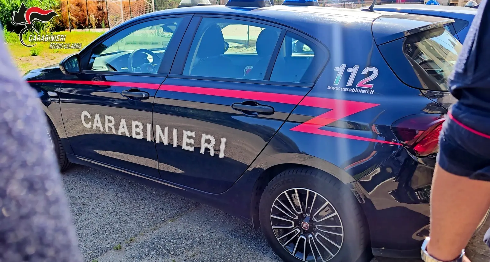 Gioia Tauro, uomo sorpreso mentre brucia dei rifiuti in spiaggia: denunciato\n