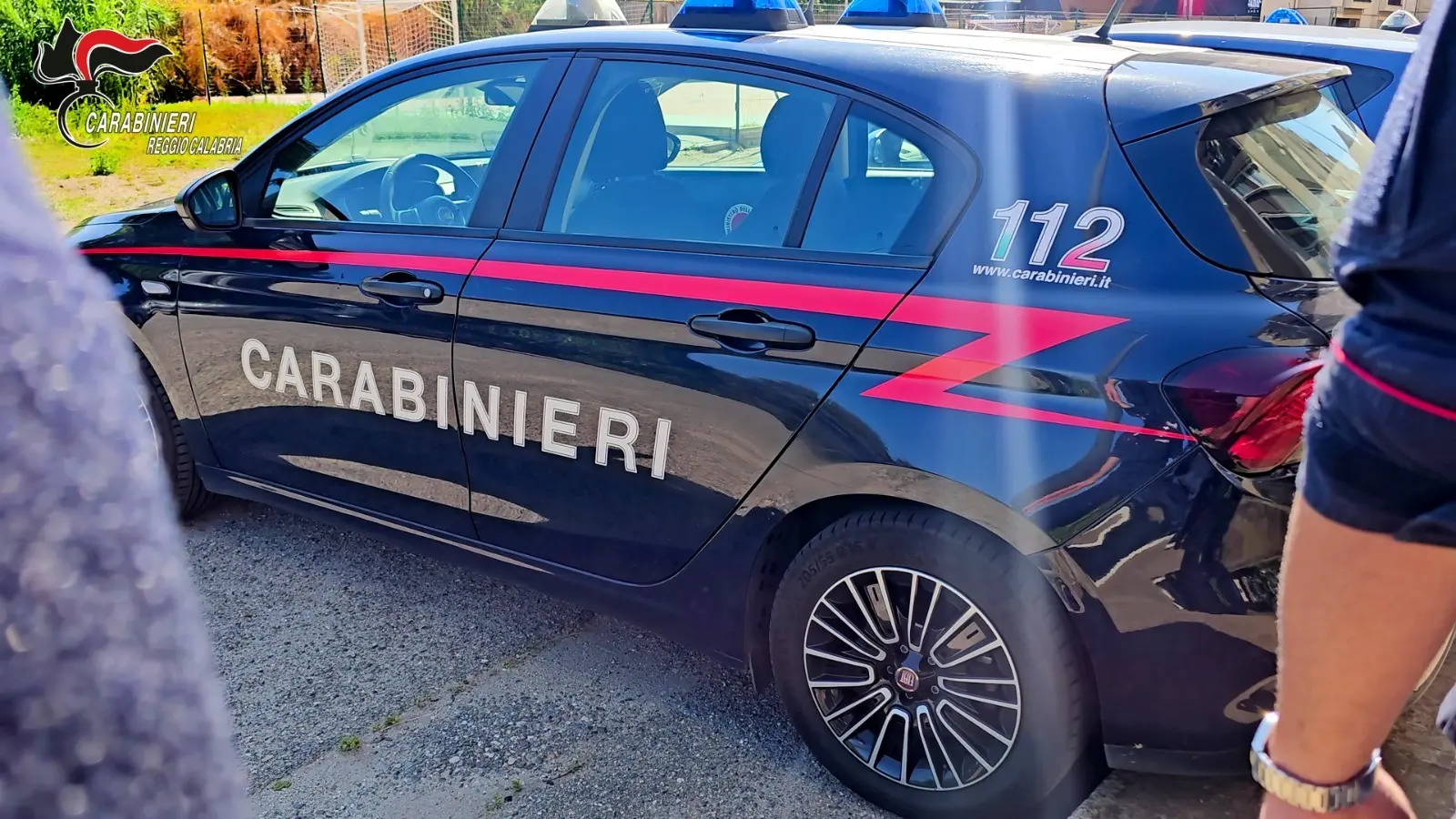 Gioia Tauro, uomo sorpreso mentre brucia dei rifiuti in spiaggia: denunciato\n