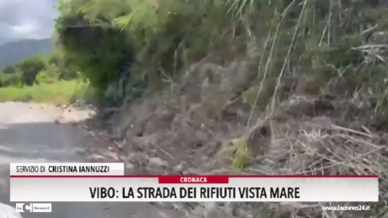 Vibo: la strada dei rifiuti vista mare