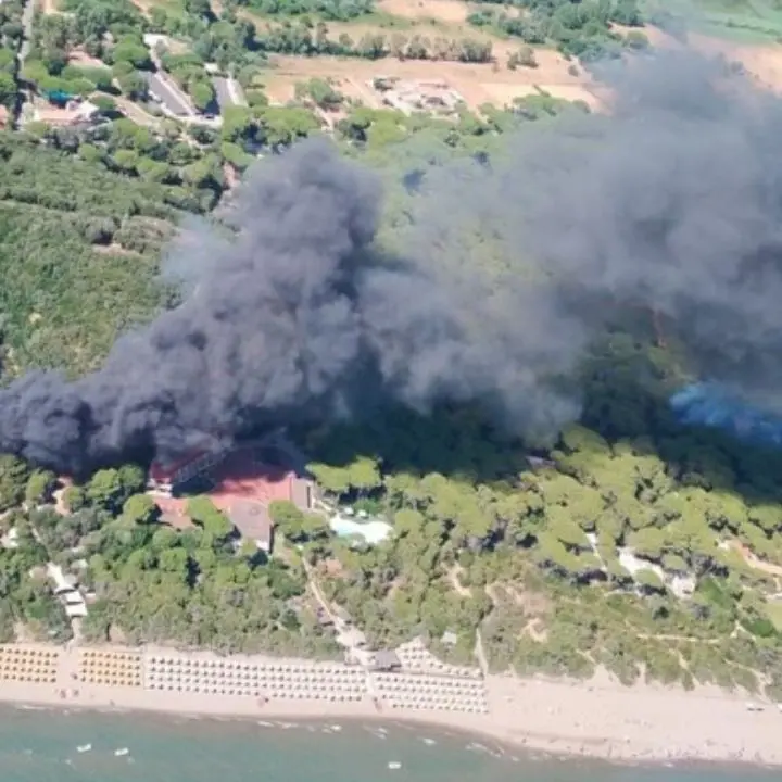 Incendio in un campeggio a Castiglione della Pescaia:\u00A0evacuate 600 persone\n