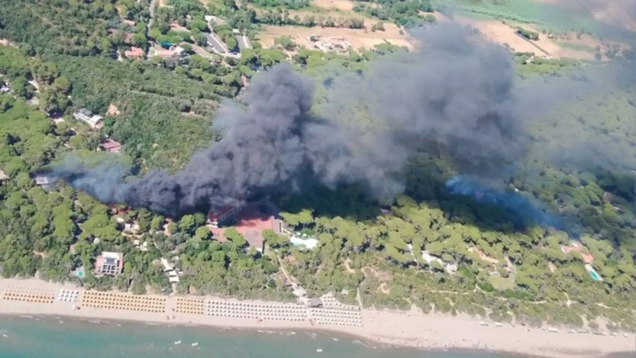 Incendio in un campeggio a Castiglione della Pescaia