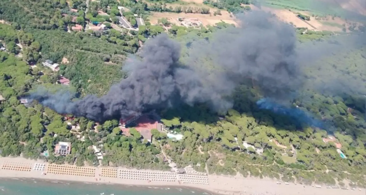 Incendio in un campeggio a Castiglione della Pescaia:\u00A0evacuate 600 persone\n