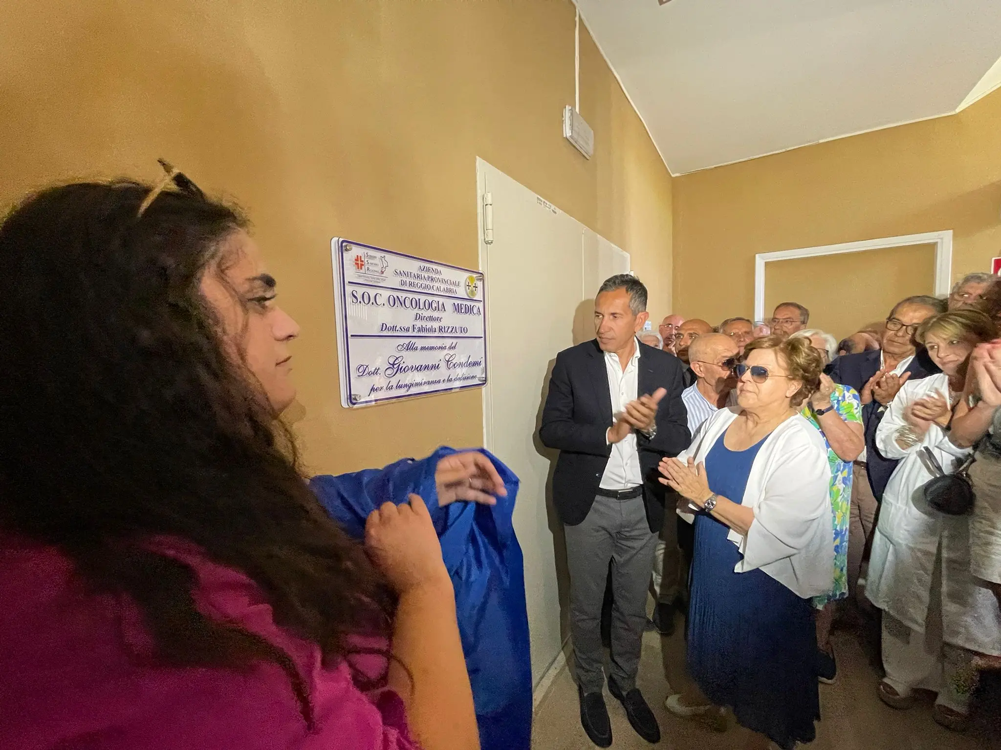 Ospedale\u00A0Locri,\u00A0il reparto di Oncologia intitolato all’ex primario Condemi: «Ci si può curare qui grazie alla sua lungimiranza»