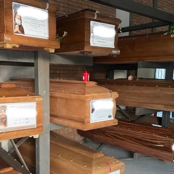 Cosenza, nel cimitero non c’è più posto: bare ammassate in uno stanzone per mesi in attesa di un loculo\n