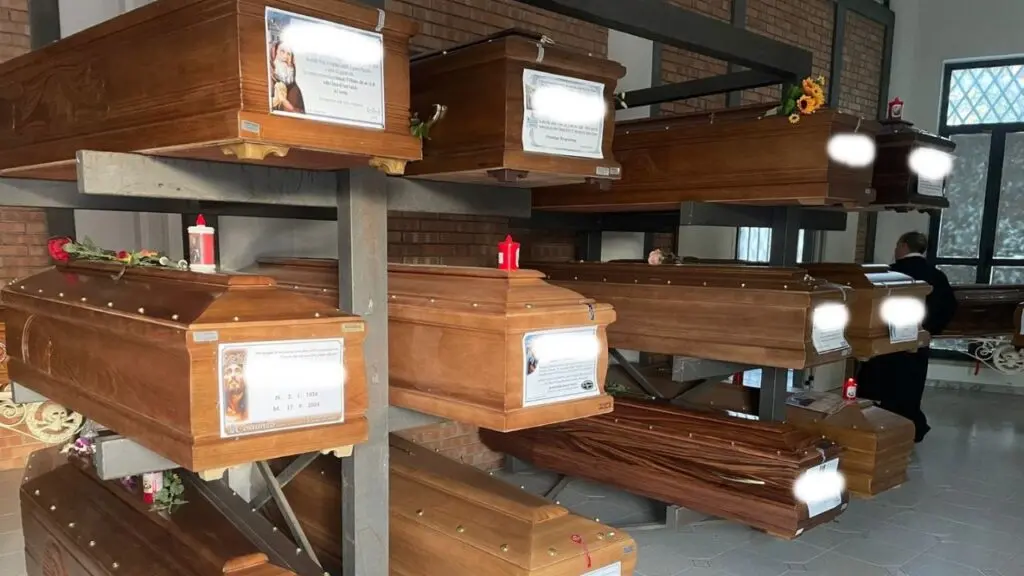Cosenza, nel cimitero non c’è più posto: bare ammassate in uno stanzone per mesi in attesa di un loculo\n
