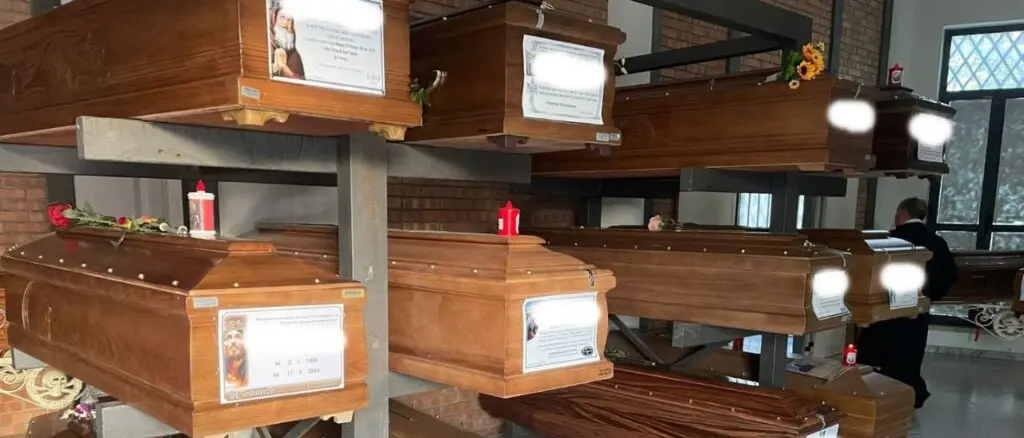 Cosenza, nel cimitero non c’è più posto: bare ammassate in uno stanzone per mesi in attesa di un loculo\n