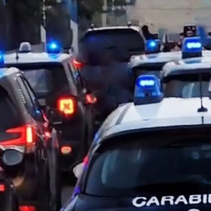 Trovato con droga, munizioni e oggetti pericolosi in casa con figli minori: un arresto nel Reggino\n