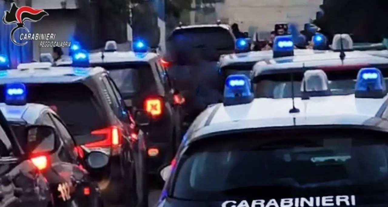Trovato con droga, munizioni e oggetti pericolosi in casa con figli minori: un arresto nel Reggino\n