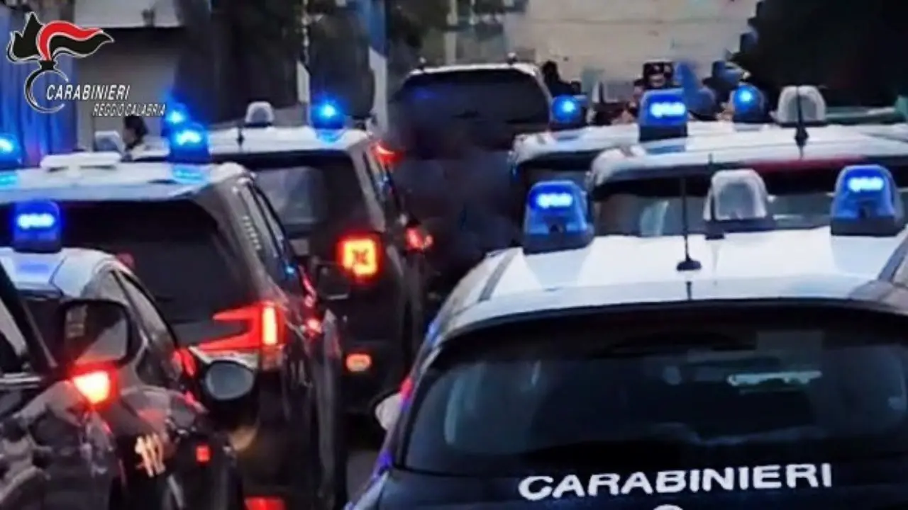 Trovato con droga, munizioni e oggetti pericolosi in casa con figli minori: un arresto nel Reggino\n