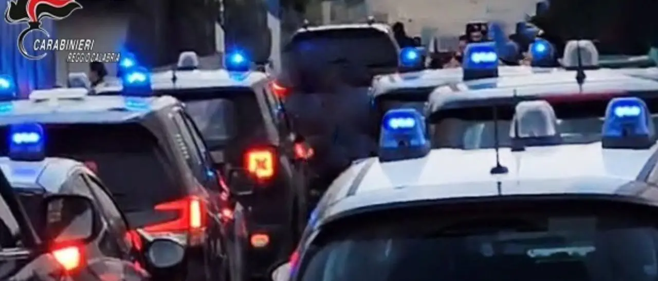 Trovato con droga, munizioni e oggetti pericolosi in casa con figli minori: un arresto nel Reggino\n