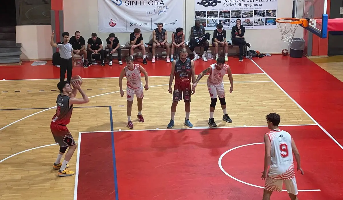 Basket Calabria, Rende chiude il suo secondo colpo di mercato. Viola Reggio e Catanzaro in attesa in Serie B\n