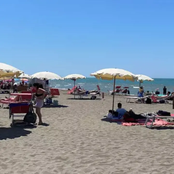 Scava una buca in spiaggia nel Viterbese, 17enne muore sotto la sabbia\n