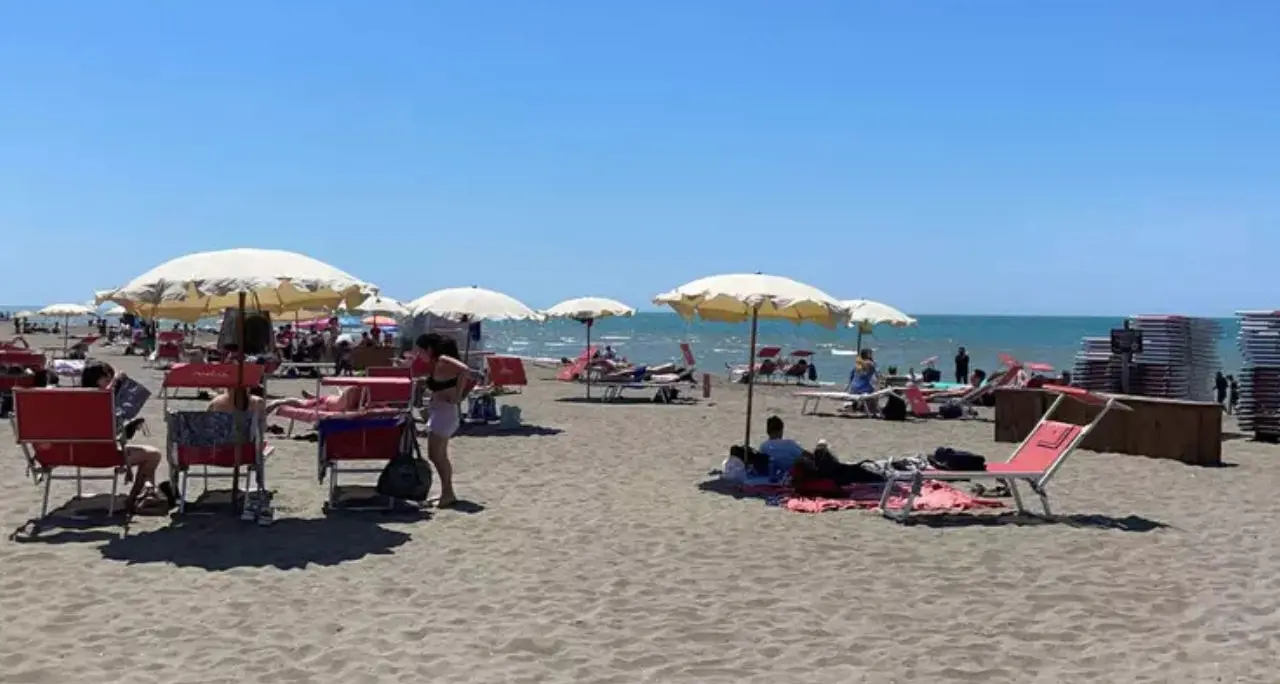 Scava una buca in spiaggia nel Viterbese, 17enne muore sotto la sabbia\n